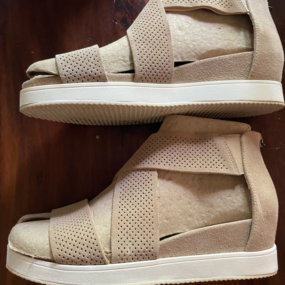 Blondo Tan Sandals with Breathable Design